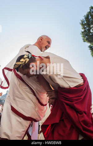 Reenactment der "Iden des März", die "Tötung durch einige römische Senatoren von Gaius Julius Caesar. Unterstützt von seinem Sohn Brutus. Die auf dem Aventin-Hügel stattfand. Stockfoto