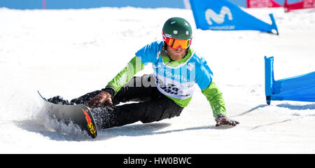 Sierra Nevada, Spanien. 14. März 2017. Ein Fahrer während die Männer Parallel Slalom der FIS Snowboard-Weltmeisterschaften am 14. März 2016 in Sierra Nevada, Spanien. Bildnachweis: David Gato/Alamy Live-Nachrichten Stockfoto