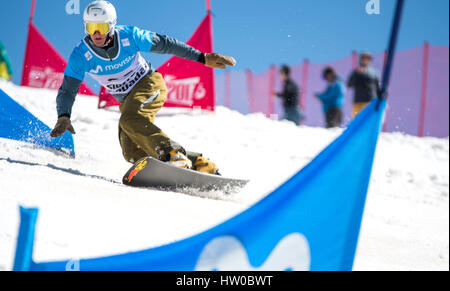 Sierra Nevada, Spanien. 14. März 2017. Ein Fahrer während die Männer Parallel Slalom der FIS Snowboard-Weltmeisterschaften am 14. März 2016 in Sierra Nevada, Spanien. Bildnachweis: David Gato/Alamy Live-Nachrichten Stockfoto