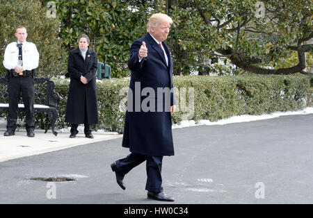 Washington DC, USA 15. März 2017 Vereinigte Staaten Präsident Donald J Trump Wanderungen auf dem South Lawn des weißen Hauses in Richtung Marine One wie er verlässt das Weiße Haus am 15. März 2017 in Washington, DC, der Präsident wird Veranstaltungen in Michigan und Tenne Stockfoto