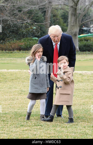 Washington DC, USA. 17. Februar 2017. US-Präsident DONALD TRUMP geht mit seinem Enkel ARABELLA und JOSEPH zu Marine One bei seiner Abreise aus dem weißen Haus. Bildnachweis: Christy Bowe/Globe Fotos/ZUMA Draht/Alamy Live-Nachrichten Stockfoto