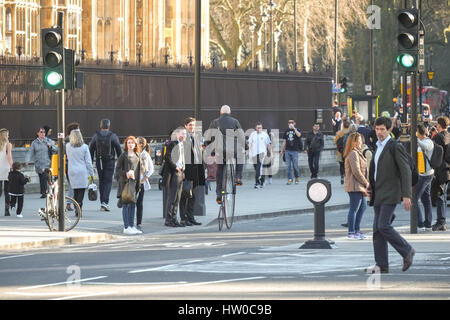 London, UK. 15. März 2017. Mann reitet ein Hochrad außerhalb Parlament London.  Kredit: Claire Doherty/Alamy Live News Stockfoto