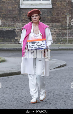 London, UK. 15. März 2017. Bianca Jagger verbindet Menschenrechtlerin Peter Tatchell Premierminister Theresa May in 10 Downing Street in einer Petition 159.000-Unterschriften übergeben. Die Petition, organisiert von Peter Tatchell, fordert die Regierung des Vereinigten Königreichs, Verkauf von Waffen nach Saudi-Arabien über die Kriegsverbrechen nach Jemen und seiner Inhaftierung von Blogger Raif Badawi und anderen politischen Gefangenen zu stoppen. Bildnachweis: Guy Corbishley/Alamy Live-Nachrichten Stockfoto