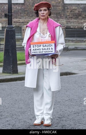 London, UK. 15. März 2017. Bianca Jagger verbindet Menschenrechtlerin Peter Tatchell Premierminister Theresa May in 10 Downing Street in einer Petition 159.000-Unterschriften übergeben. Die Petition, organisiert von Peter Tatchell, fordert die Regierung des Vereinigten Königreichs, Verkauf von Waffen nach Saudi-Arabien über die Kriegsverbrechen nach Jemen und seiner Inhaftierung von Blogger Raif Badawi und anderen politischen Gefangenen zu stoppen. Bildnachweis: Guy Corbishley/Alamy Live-Nachrichten Stockfoto