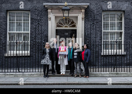 London, UK. 15. März 2017. Bianca Jagger verbindet Menschenrechtlerin Peter Tatchell mit grünen Partei Jenny Jones Premierminister Theresa May in 10 Downing Street in einer Petition 159.000-Unterschriften übergeben. Die Petition, organisiert von Peter Tatchell, fordert die Regierung des Vereinigten Königreichs, Verkauf von Waffen nach Saudi-Arabien über die Kriegsverbrechen nach Jemen und seiner Inhaftierung von Blogger Raif Badawi und anderen politischen Gefangenen zu stoppen. Bildnachweis: Guy Corbishley/Alamy Live-Nachrichten Stockfoto