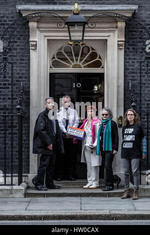 London, UK. 15. März 2017. Bianca Jagger verbindet Menschenrechtlerin Peter Tatchell mit grünen Partei Jenny Jones Premierminister Theresa May in 10 Downing Street in einer Petition 159.000-Unterschriften übergeben. Die Petition, organisiert von Peter Tatchell, fordert die Regierung des Vereinigten Königreichs, Verkauf von Waffen nach Saudi-Arabien über die Kriegsverbrechen nach Jemen und seiner Inhaftierung von Blogger Raif Badawi und anderen politischen Gefangenen zu stoppen. Bildnachweis: Guy Corbishley/Alamy Live-Nachrichten Stockfoto