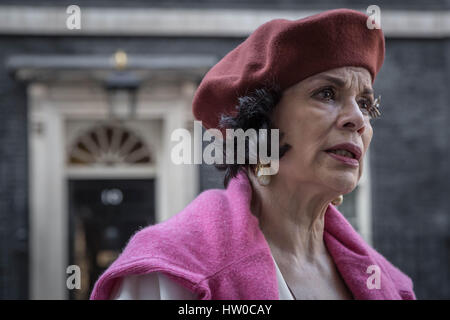 London, UK. 15. März 2017. Bianca Jagger verbindet Menschenrechtlerin Peter Tatchell Premierminister Theresa May in 10 Downing Street in einer Petition 159.000-Unterschriften übergeben. Die Petition, organisiert von Peter Tatchell, fordert die Regierung des Vereinigten Königreichs, Verkauf von Waffen nach Saudi-Arabien über die Kriegsverbrechen nach Jemen und seiner Inhaftierung von Blogger Raif Badawi und anderen politischen Gefangenen zu stoppen. Bildnachweis: Guy Corbishley/Alamy Live-Nachrichten Stockfoto