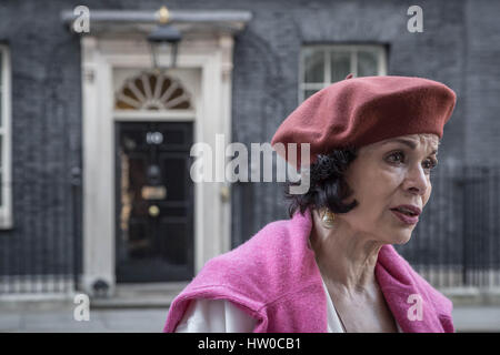 London, UK. 15. März 2017. Bianca Jagger verbindet Menschenrechtlerin Peter Tatchell Premierminister Theresa May in 10 Downing Street in einer Petition 159.000-Unterschriften übergeben. Die Petition, organisiert von Peter Tatchell, fordert die Regierung des Vereinigten Königreichs, Verkauf von Waffen nach Saudi-Arabien über die Kriegsverbrechen nach Jemen und seiner Inhaftierung von Blogger Raif Badawi und anderen politischen Gefangenen zu stoppen. Bildnachweis: Guy Corbishley/Alamy Live-Nachrichten Stockfoto