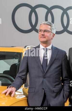 Ingolstadt, Deutschland. 15. März 2017. Der Vorsitzende des Vorstands der Audi AG, Rupert Stadler, stehen neben einem Audi SQ5 kurz vor einer Pressekonferenz in Ingolstadt, Deutschland, 15. März 2017. Foto: Armin Weigel/Dpa/Alamy Live-Nachrichten Stockfoto