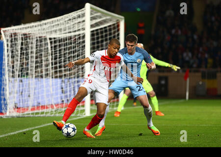 Monaco. 15. März 2017. KYLIAN MBAPPE Monaco Zweikämpfe um den Ball mit JOHN Steinen von Manchester City in der UEFA Champions League, Runde der 16, 2. Bein-Fußballspiel zwischen AS Monaco und Manchester City am 15. März 2017 im Stadion Louis II in Monaco. Bildnachweis: Manuel Blondeau/ZUMA Draht/Alamy Live-Nachrichten Stockfoto