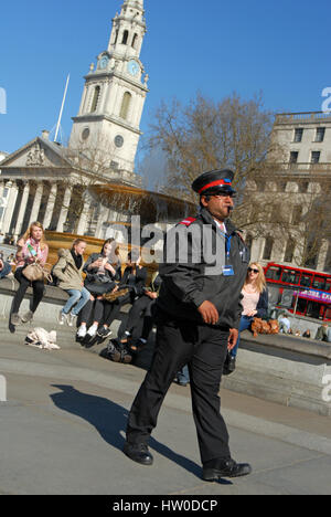 London, UK. 15. März 2017. Marschall bläst seine Pfeife und Menschen klettern die Löwen auf dem Trafalgar Square. Sonnigen Tag im März in London. Bildnachweis: JOHNNY ARMSTEAD/Alamy Live-Nachrichten Stockfoto