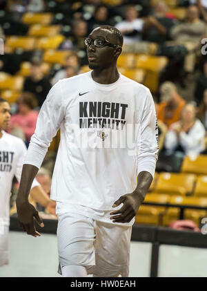 Orlando, FL, USA. 15. März 2017. Zentral-Florida Zentrum Tacko Herbst (24) Dwarms bis vor Beginn der 1. Runde der NIT-Basketball-Spiel zwischen dem Colorado Buffaloes und UCF Knights im CFE Arena in Orlando, FL. Romeo T Guzman/CSM/Alamy Live News Stockfoto