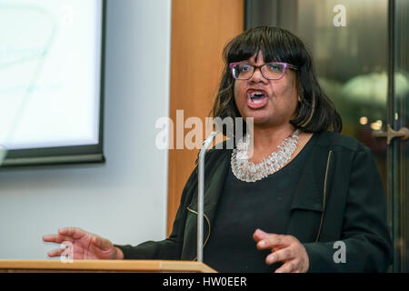 London, UK. 15. März 2017. Diane Abbott MP befasst sich die Teilnehmer an der Rezeption Newroz mit sehr erfolgreiche Kurden in Britain Awards am 15. März 2017 im Portcullis House in London. Bildnachweis: Siehe Li/Alamy Live News Stockfoto