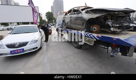 Zhengzhou, Zhengzhou, China. 15. März 2017. Zhengzhou, CHINA-März 15 2017: (nur zur redaktionellen Verwendung. CHINA HERAUS). Eine besonderes Auto Expo ist in Zhengzhou, Zentral-China Henan Provinz, zeigt Autos schlechter Qualität am Welttag der Verbraucher Rechte statt. Die Pkw-Verkaufszahlen stieg auf mehr als 28 Millionen Einheiten in China im Jahr 2016, ranking der erste in der Welt. Auto und Autoteile Rang unter die Beschwerde Fragen von Verbrauchern vorgeschlagen oben. Bildnachweis: SIPA Asien/ZUMA Draht/Alamy Live-Nachrichten Stockfoto