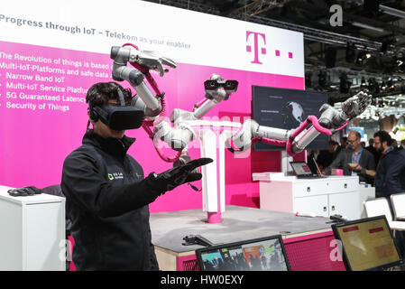 Berlin, Deutschland. 15. März 2017. Ein Mitarbeiter der Deutschen Telekom-Stand zeigt eine robotergesteuerte VR-Geräte während der Bosch ConnectedWorld 2017 in Berlin, Hauptstadt der Bundesrepublik Deutschland, 15. März 2017. Bosch ConnectedWorld 2017, gehalten vom 15. März bis 16, brachte mehr als 30.000 Führungskräfte und Entwickler Internet Things'(IoT) Trends und realen Implementierungen nach oben und unten Industrie Wertschöpfungsketten zu diskutieren. Während der Veranstaltung werden mehr als 80 Aussteller auch ihre erfolgreich umgesetzten IoT-Lösungen angezeigt. Bildnachweis: Shan Yuqi/Xinhua/Alamy Live-Nachrichten Stockfoto