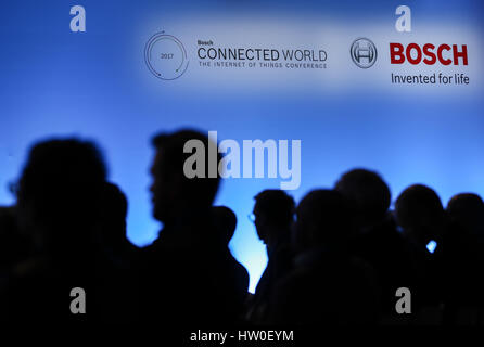 Berlin, Deutschland. 15. März 2017. Publikum hören Sie eine Keynote-Rede während der Bosch ConnectedWorld 2017 in Berlin, Hauptstadt der Bundesrepublik Deutschland, 15. März 2017. Bosch ConnectedWorld 2017, gehalten vom 15. März bis 16, brachte mehr als 30.000 Führungskräfte und Entwickler Internet Things'(IoT) Trends und realen Implementierungen nach oben und unten Industrie Wertschöpfungsketten zu diskutieren. Während der Veranstaltung werden mehr als 80 Aussteller auch ihre erfolgreich umgesetzten IoT-Lösungen angezeigt. Bildnachweis: Shan Yuqi/Xinhua/Alamy Live-Nachrichten Stockfoto