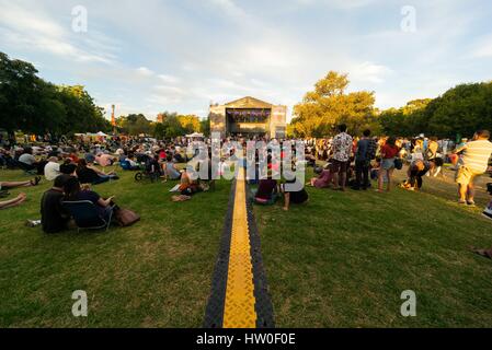 Adelaide, South Australia, Australien. 10. März 2017. Massen an Womadelaide Musikfestival für 2017 statt zwischen 10-13 März 2017 in Adelaide, South Australia Credit: Gary Francis/ZUMA Draht/Alamy Live News Stockfoto