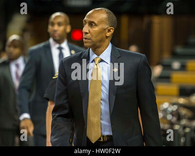 Orlando, FL, USA. 15. März 2017. Zentralflorida Cheftrainer Johnny Dawkins betritt die Arena vor Beginn der 1. Runde der NIT-Basketball-Spiel zwischen dem Colorado Buffaloes und UCF Knights im CFE Arena in Orlando, FL. Romeo T Guzman/CSM/Alamy Live News Stockfoto