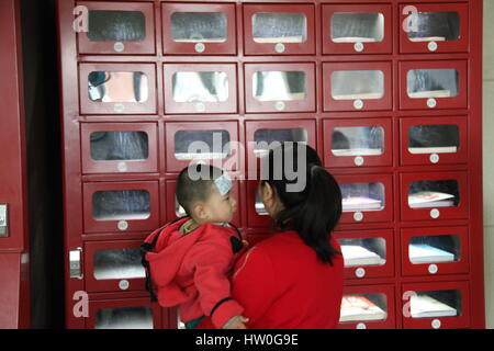 Hami, Hami, China. 16. März 2017.  Die erste Partie der Self-service-Buch Fahrkartenautomaten sind in Gebrauch in Hami, Nordwesten Chinas Xinjiang Uygur Autonome Region, 16. März 2017 genommen. Man kann Bücher von den Maschinen günstig kaufen. Bildnachweis: SIPA Asien/ZUMA Draht/Alamy Live-Nachrichten Stockfoto