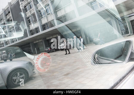 Ingolstadt, Deutschland. 15. März 2017. Eine Verkehr Paddel kann in einem zivilen Polizeiauto Hauptquartier der Audi in Ingolstadt, Deutschland, 15. März 2017 gesehen werden. Foto: Armin Weigel/Dpa/Alamy Live-Nachrichten Stockfoto