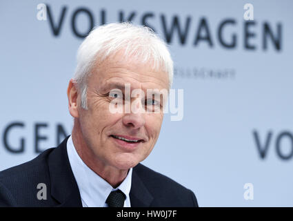 Wolfsburg, Deutschland. 14. März 2017. Matthias Müller, Vorstandsvorsitzender der Volkswagen AG spricht bei der jährlichen Pressekonferenz für die Volkswagen AG in der Unternehmenszentrale in Wolfsburg, Deutschland, 14. März 2017. Foto: Rainer Jensen/Dpa/Alamy Live-Nachrichten Stockfoto