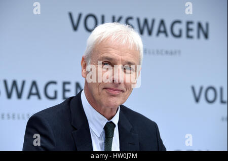 Wolfsburg, Deutschland. 14. März 2017. Matthias Müller, Vorstandsvorsitzender der Volkswagen AG spricht bei der jährlichen Pressekonferenz für die Volkswagen AG in der Unternehmenszentrale in Wolfsburg, Deutschland, 14. März 2017. Foto: Rainer Jensen/Dpa/Alamy Live-Nachrichten Stockfoto