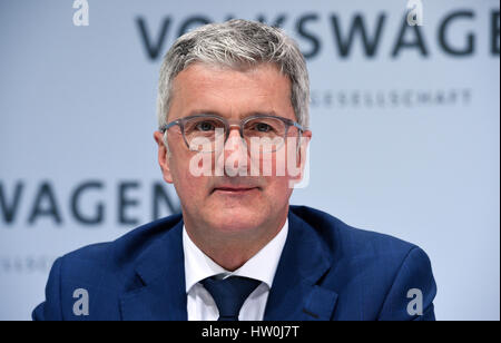 Wolfsburg, Deutschland. 14. März 2017. Rupert Stadler, Vorstandsvorsitzender der Audi AG, spricht bei der jährlichen Pressekonferenz für die Volkswagen AG in der Unternehmenszentrale in Wolfsburg, Deutschland, 14. März 2017. Foto: Rainer Jensen/Dpa/Alamy Live-Nachrichten Stockfoto