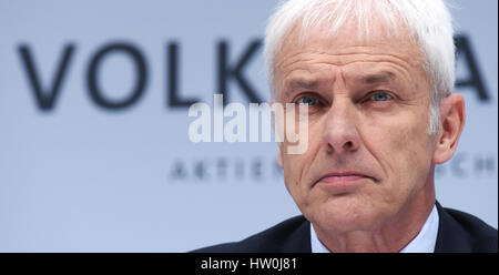 Wolfsburg, Deutschland. 14. März 2017. Matthias Müller, Vorstandsvorsitzender der Volkswagen AG spricht bei der jährlichen Pressekonferenz für die Volkswagen AG in der Unternehmenszentrale in Wolfsburg, Deutschland, 14. März 2017. Foto: Rainer Jensen/Dpa/Alamy Live-Nachrichten Stockfoto