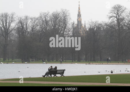 London, UK. 16. März 2017. Menschen genießen Sie die Ruhe genießen im Hyde Park in London an einem warmen Frühlingstag, obwohl die Temperaturen nicht so hoch waren einen Tag vor der Gutschrift: Amer Ghazzal/Alamy Live-Nachrichten Stockfoto