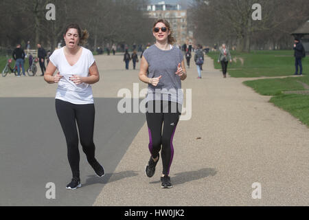 London, UK. 16. März 2017. Jogger genießen Sie den Frühling Wetter Scooter im Hyde Park London Credit: Amer Ghazzal/Alamy Live-Nachrichten Stockfoto