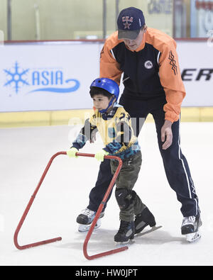 (170316)--WUHAN, 16 März, 2017(Xinhua)--Foto am 4. März 2017 zeigt Jiang Christoph (L) lernen Skaten von seinem russischen Trainer Vsevolod Popov Binglong International Skating Club auf einer Eisbahn in einem Einkaufszentrum in Wuhan, Hubei Provinz Zentral-China.     Halten eine solide und stetigen Tempo der Entwicklung, der chinesischen Sport boomte Industrie im Jahr 2016. Stockfoto