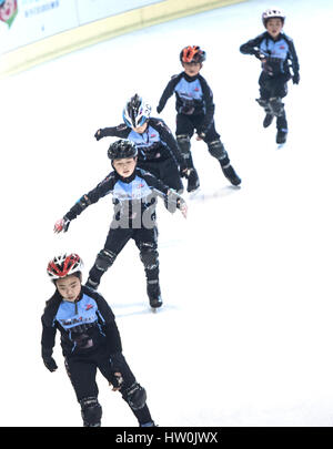 (170316)--WUHAN, 16 März, 2017(Xinhua)--Foto am 4. März 2017 zeigt Mitglieder Wuhan Jiangxia Migao Rollschuhlaufen Club Eislaufen am Eislaufplatz in einem Einkaufszentrum in Wuhan, Central China Hubei Provinz. Halten eine solide und stetigen Tempo der Entwicklung, der chinesischen Sport boomte Industrie im Jahr 2016. Die National Fitness-Programm (2016-2020) und 13. fünf-Jahres-Plan auf der Sportbranche wurden beide im Jahr 2016 eine klare Richtung für Chinas nationale Strategie öffentliche Fitness und die Entwicklung der Sportindustrie zu gewährleisten bieten herausgegeben. Stockfoto