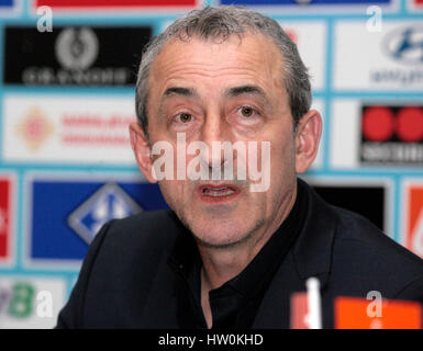 Sarajevo, Bosnien und Herzegowina. 16. März 2017. Headcoach des Fußball-Nationalmannschaft von Bosnien und Herzegowina (BiH) Mehmed Bazdarevic besucht die Pressekonferenz in Sarajevo, Bosnien und Herzegowina, am 16. März 2017. Bazdarevic offiziell am Donnerstag die Namen der Spieler für die Spiele der Qualifikation Match für den World Cup gegen Gibraltar in Zenica am 25 März und Freundschaftsspiel mit Albanien am 28. März in Elbasan. Bildnachweis: Haris Memija/Xinhua/Alamy Live-Nachrichten Stockfoto