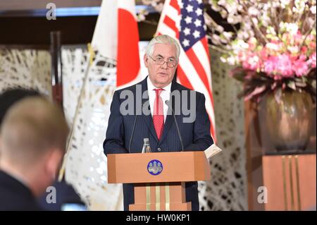 Tokio, Japan. 16. März 2017. US Secretary Of State Rex Tillerson beantwortet eine Frage während einer gemeinsamen Pressekonferenz mit japanischen Außenminister Fumio Kishida 16. März 2017 in Tokio, Japan. Tillerson ist auf seiner ersten Reise nach Asien als Secretary Of State. Bildnachweis: Planetpix/Alamy Live-Nachrichten Stockfoto