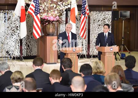 Tokio, Japan. 16. März 2017. US Secretary Of State Rex Tillerson beantwortet eine Frage während einer gemeinsamen Pressekonferenz mit japanischen Außenminister Fumio Kishida 16. März 2017 in Tokio, Japan. Tillerson ist auf seiner ersten Reise nach Asien als Secretary Of State. Bildnachweis: Planetpix/Alamy Live-Nachrichten Stockfoto