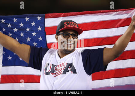 Los Angeles, Kalifornien, USA. 22. März 2017. Ein USA Fan feiert ein scoring spielen in das Spiel zwischen den USA und Puerto Rico, World Baseball Classic Finals, Dodger Stadium in Los Angeles, CA. Peter Joneleit CSM/Alamy Live News Stockfoto