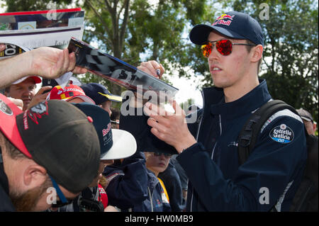 Melbourne, Australien. 23. März 2016. Toro Rosso Formel1 Rennfahrer Daniil Kvyat (R) der Russischen Föderation gibt Autogramme für die Fans vor der australischen Formel Eins Grand Prix in Melbourne, Australien, 23. März 2016. Die Australian Formula One Grand Prix stattfinden am 26. März in Melbourne. Bildnachweis: Bai Xue/Xinhua/Alamy Live-Nachrichten Stockfoto