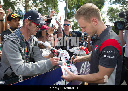 Melbourne, Australien. 23. März 2016. Haas-Formel-1-Fahrer Kevin Magnussen (R) Dänemark gibt Autogramme für die Fans vor der australischen Formel Eins Grand Prix in Melbourne, Australien, 23. März 2016. Die Australian Formula One Grand Prix stattfinden am 26. März in Melbourne. Bildnachweis: Bai Xue/Xinhua/Alamy Live-Nachrichten Stockfoto