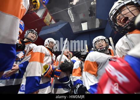 (170323)--HONG KONG, 23. März 2017 (Xinhua)--Spieler der Hong Kong Academy of Eishockey sind nach einem Match in Mega-Eisbahn in Hongkong, Südchina, 7. März 2017 gesehen. Hong Kong hat bisher 5 Eisbahnen. Diese Eisbahnen befinden sich alle in den großen Einkaufszentren, mehr Bürger kommen zu gewinnen. Hong Kongs Home Affairs Bureau, Freizeit und Cultural Services Department, sowie Hong Kong Ice Hockey Association haben gesponserten Wintersport und internationalen Winterspiele und arrangiert Trainer um Wintersport in mehr als 200 Schulen in Hong Kong zu fördern. Hong Kong Academy of Ice Hockey, die Stockfoto