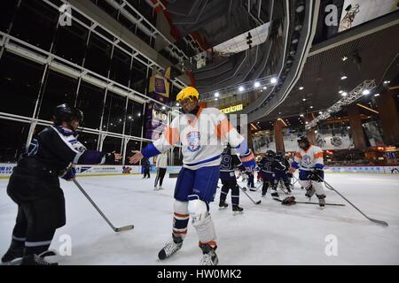 (170323)--HONG KONG, 23. März 2017 (Xinhua)--Spieler der Hong Kong Academy of Eishockey Grüße Gegner nach einem Match in Mega-Eisbahn in Hongkong, Südchina, 7. März 2017. Hong Kong hat bisher 5 Eisbahnen. Diese Eisbahnen befinden sich alle in den großen Einkaufszentren, mehr Bürger kommen zu gewinnen. Hong Kongs Home Affairs Bureau, Freizeit und Cultural Services Department, sowie Hong Kong Ice Hockey Association haben gesponserten Wintersport und internationalen Winterspiele und arrangiert Trainer um Wintersport in mehr als 200 Schulen in Hong Kong zu fördern. Hong Kong Academy of Ice Hockey Stockfoto