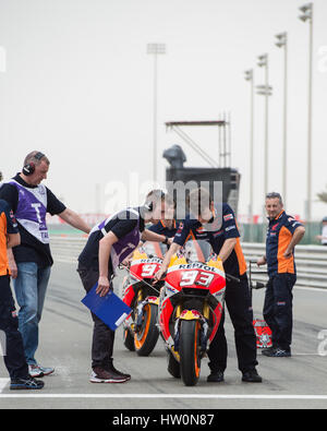 Internationalen Losail Circuit, Katar. 23. März 2017. Der Repsol Honda MotoGP-Maschinen der Spanier Marc Marquez erfährt der sound-Check im Rahmen der technischen Kontrolle vor dem Grand Prix von Katar. Bildnachweis: Tom Morgan/Alamy Live-Nachrichten Stockfoto