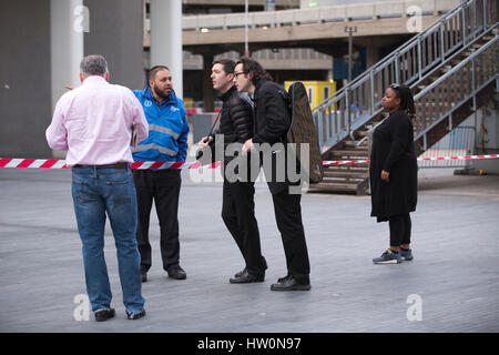 Westminster Bridge, London, UK. 22. März 2017. Musiker gerichtet, der Royal Festival Hall nach heutigen London Terror-Anschlag denen große Teile der Southbank aufgrund Sicherheitsmaßnahmen gesperrt wurden. Bildnachweis: Jeff Gilbert/Alamy Live-Nachrichten Stockfoto