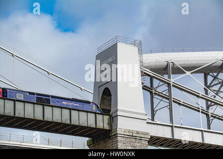 Bild von Zug auf der Brunel-Brücke in Richtung plymouth Stockfoto