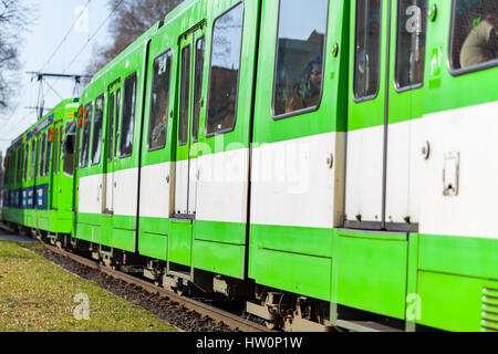 Hannover/Deutschland - vom 12. März 2017: Deutsche Straßenbahn von uestra Laufwerke zu der nächsten Haltestelle. uestra ist der Betreiber des öffentlichen Verkehrs in der Stadt hanove Stockfoto