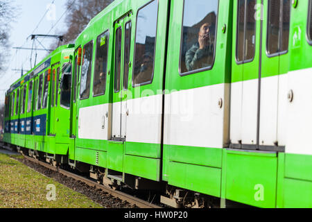 Hannover/Deutschland - vom 12. März 2017: Deutsche Straßenbahn von uestra Laufwerke zu der nächsten Haltestelle. uestra ist der Betreiber des öffentlichen Verkehrs in der Stadt hanove Stockfoto