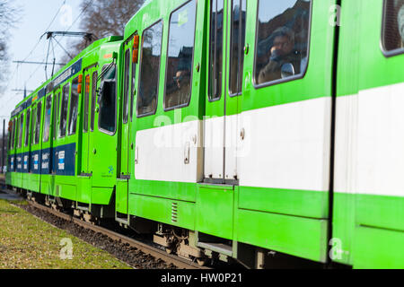 Hannover/Deutschland - vom 12. März 2017: Deutsche Straßenbahn von uestra Laufwerke zu der nächsten Haltestelle. uestra ist der Betreiber des öffentlichen Verkehrs in der Stadt hanove Stockfoto