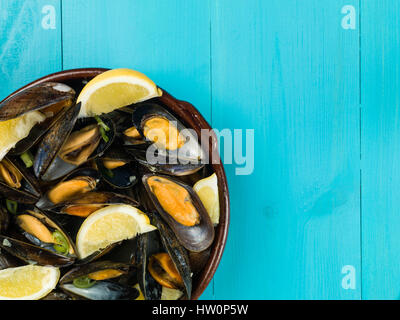 Muscheln in einer Knoblauch und Schalotten-Sauce mit Zitronenscheiben gewachsen Seil Stockfoto