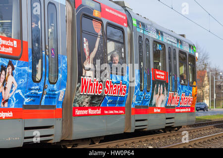 Hannover/Deutschland - vom 12. März 2017: Deutsche Straßenbahn von uestra Laufwerke zu der nächsten Haltestelle. uestra ist der Betreiber des öffentlichen Verkehrs in der Stadt hanove Stockfoto