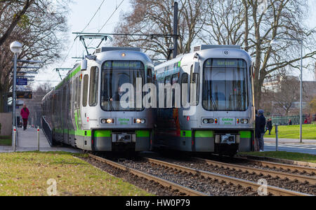 Hannover/Deutschland - vom 12. März 2017: Deutsche Straßenbahn von uestra Laufwerke zu der nächsten Haltestelle. uestra ist der Betreiber des öffentlichen Verkehrs in der Stadt hanove Stockfoto