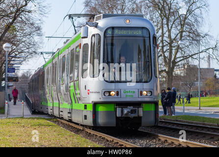 Hannover/Deutschland - vom 12. März 2017: Deutsche Straßenbahn von uestra Laufwerke zu der nächsten Haltestelle. uestra ist der Betreiber des öffentlichen Verkehrs in der Stadt hanove Stockfoto